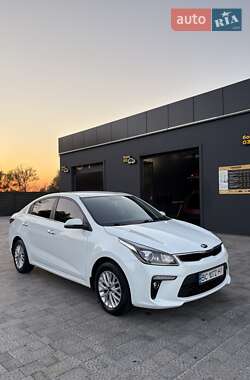 Седан Kia Rio 2018 в Каменке-Бугской