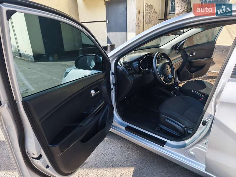 Седан Kia Rio 2013 в Великой Багачке