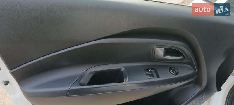 Хэтчбек Kia Rio 2012 в Дрогобыче