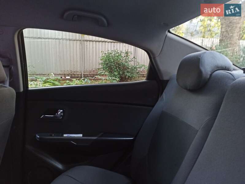 Седан Kia Rio 2014 в Ужгороде