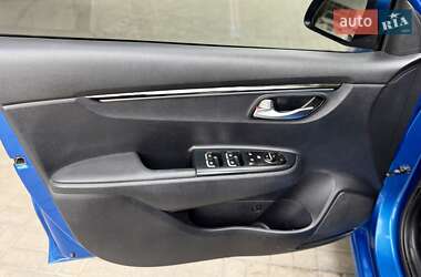 Седан Kia Rio 2018 в  фото 17 Седан Kia Rio 2018 в