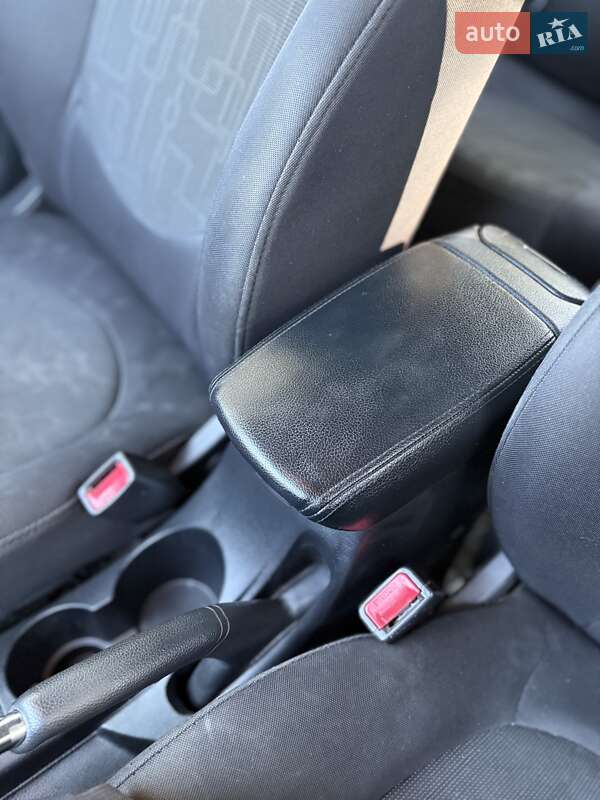 Седан Kia Rio 2012 в Києві