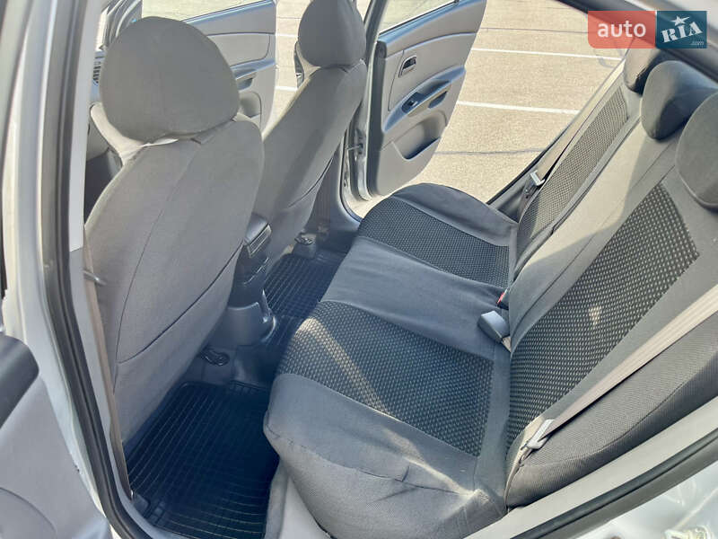 Седан Kia Rio 2010 в Запоріжжі