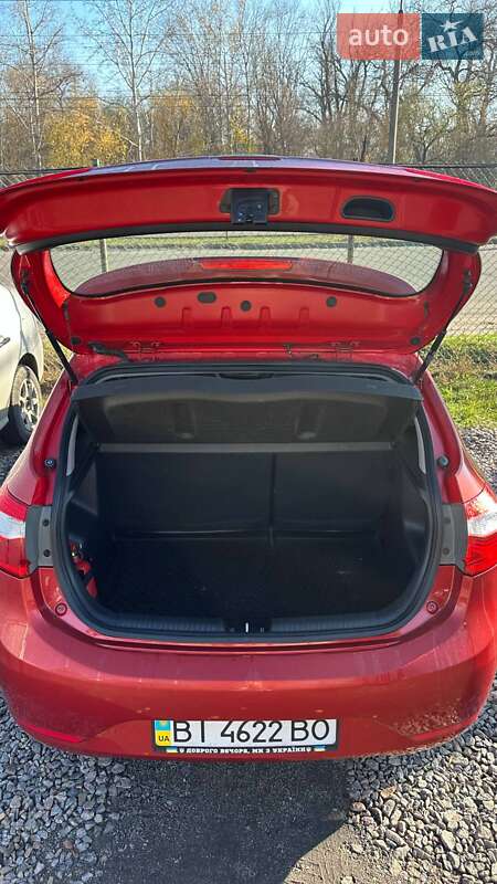 Хэтчбек Kia Rio 2012 в Полтаве