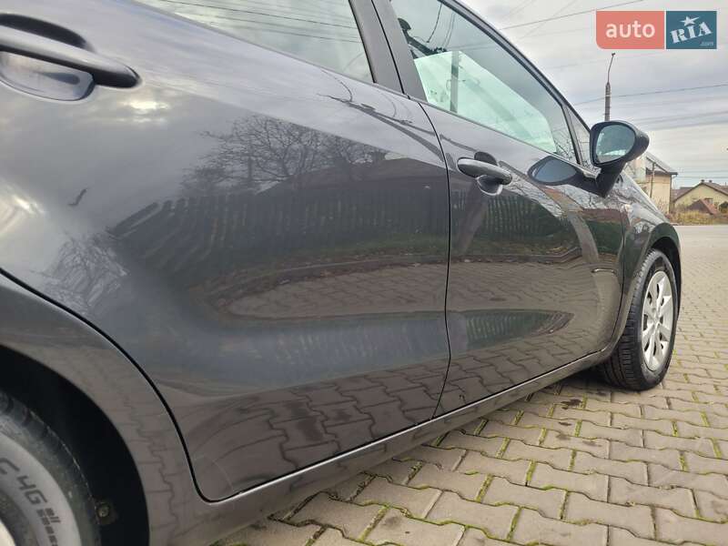 Седан Kia Rio 2016 в Ивано-Франковске