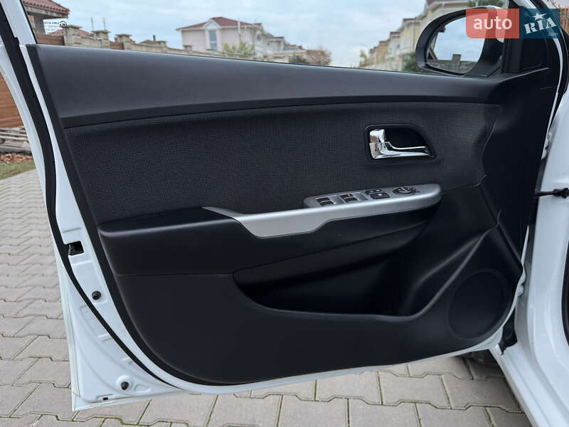 Хэтчбек Kia Rio 2012 в Одессе