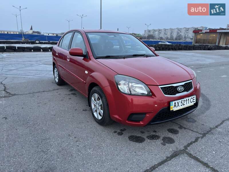 Седан Kia Rio 2010 в Кременчуге