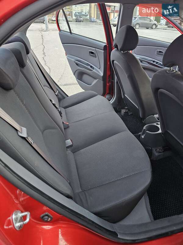 Седан Kia Rio 2010 в Кременчуге