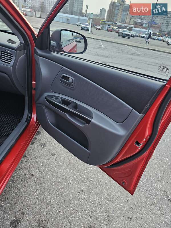 Седан Kia Rio 2010 в Кременчуге