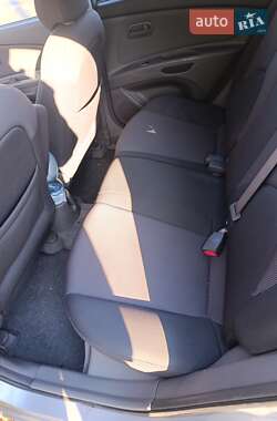 Хэтчбек Kia Rio 2005 в Онуфриевке