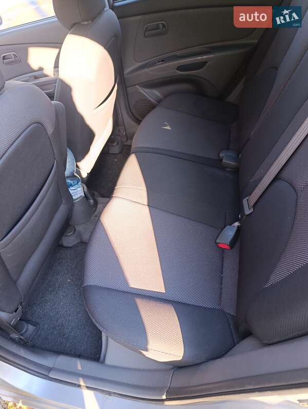 Хэтчбек Kia Rio 2005 в Онуфриевке
