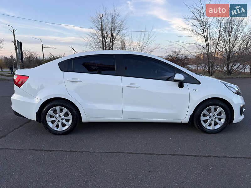Седан Kia Rio 2016 в Кривом Роге