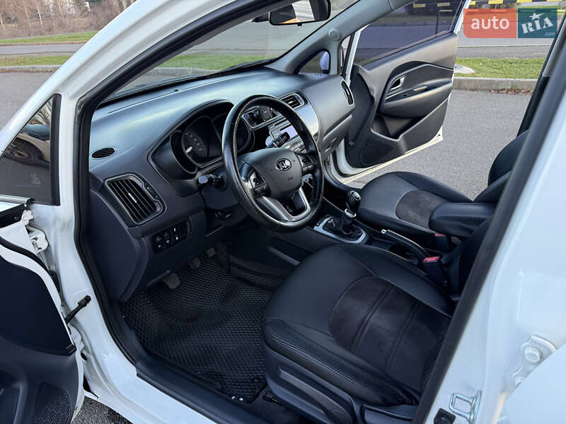 Седан Kia Rio 2016 в Кривом Роге