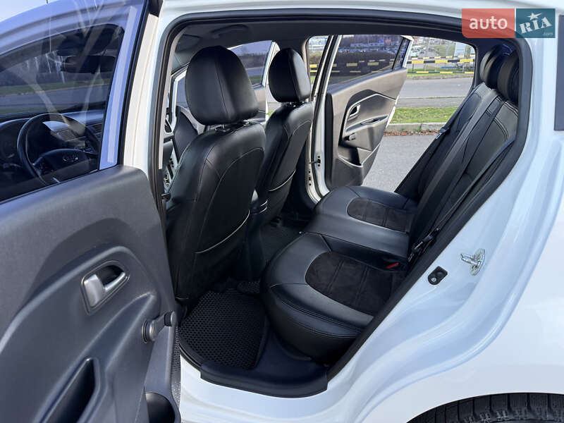 Седан Kia Rio 2016 в Кривом Роге