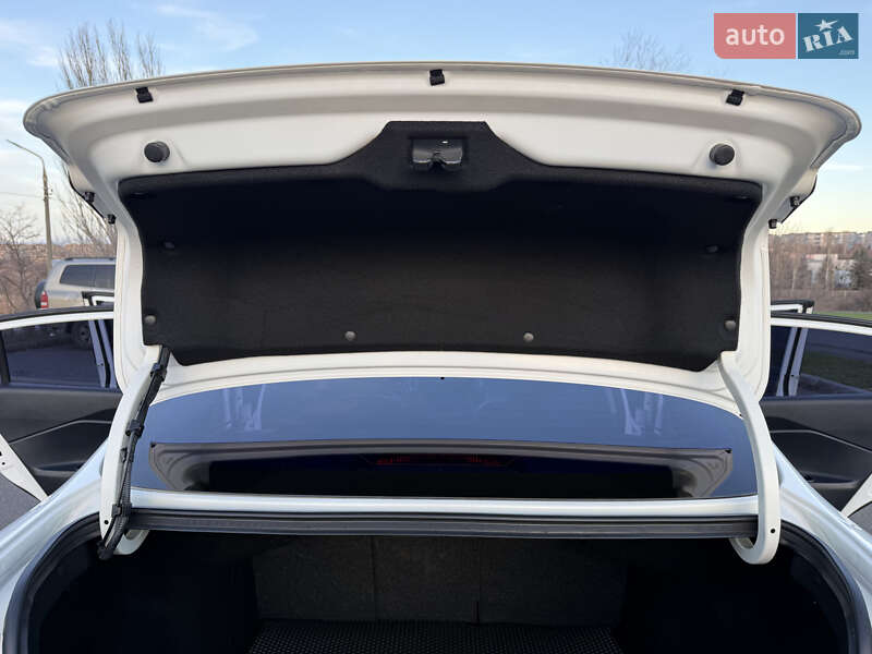 Седан Kia Rio 2016 в Кривом Роге