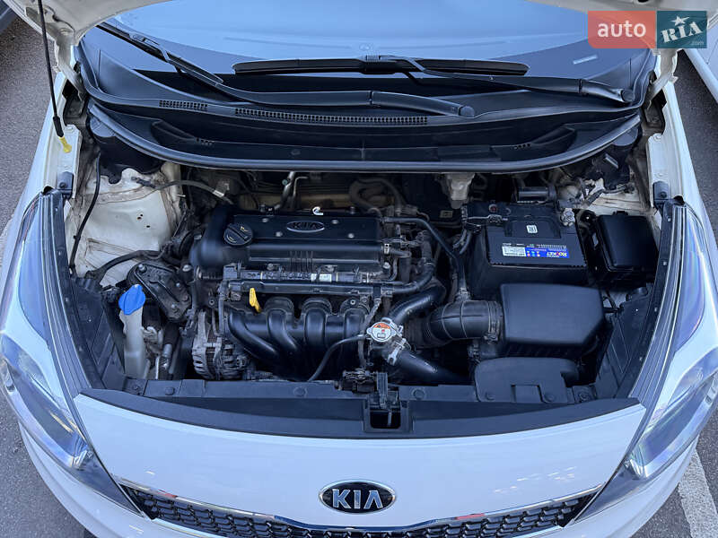 Седан Kia Rio 2016 в Кривом Роге