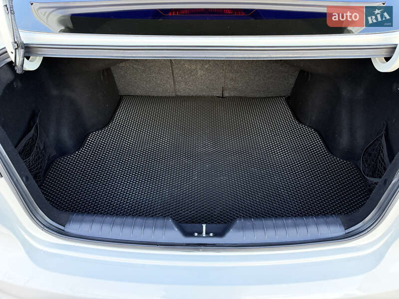 Седан Kia Rio 2016 в Кривом Роге