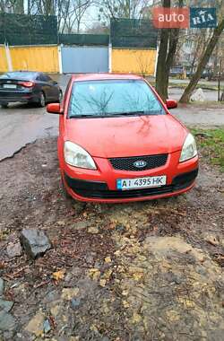 Седан Kia Rio 2005 в Святопетрівське