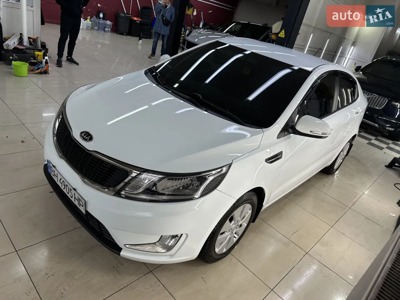 Продам Kia Rio у дуже хорошому стані, перший власник(була перереєстрація у колі родини), машина офіціал. Максимальна комплектація, доглянутий салон,клімат-контроль, двостороння сигналізація, гарне світло (у фарах і туманках нові лампи philips ultinon rally 3550), всі фари та туманки в бронеплівці, два комплекти нової гуми зима та літо, два комплекти килимків зима/літо, лобове скло в атермальній плівці.На 110тис поміняли абсолютно всі рідини, масло в двигуні та коробці, нові передні стійки, колодки, гальмівні диски, наконечники, супорти. Газ треба буде вписувати при перереєстрації.
