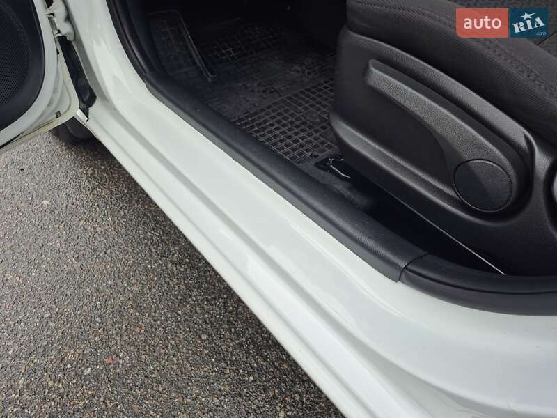 Хэтчбек Kia Rio 2013 в Киеве