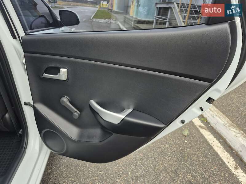 Хэтчбек Kia Rio 2013 в Киеве