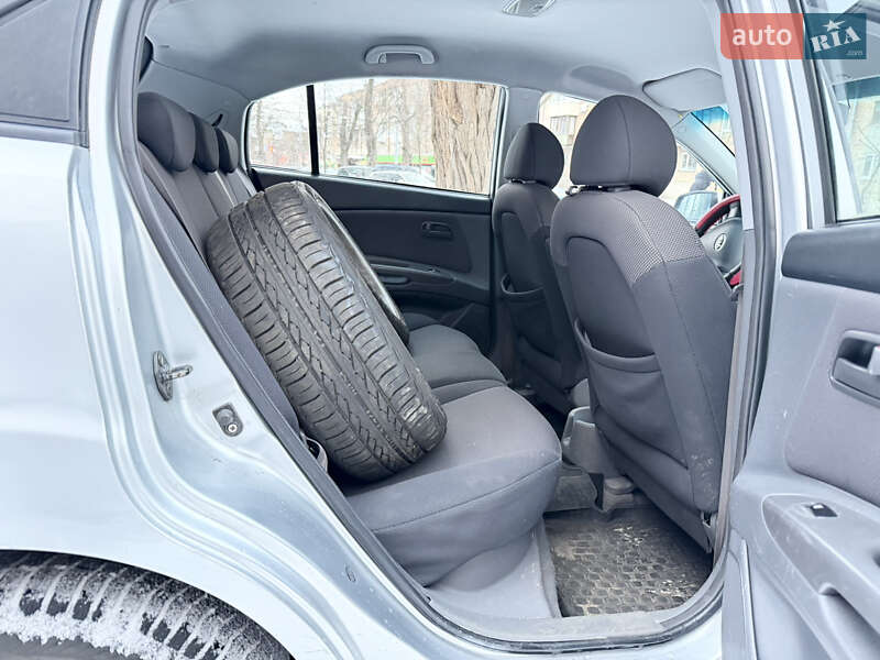 Хэтчбек Kia Rio 2008 в Киеве