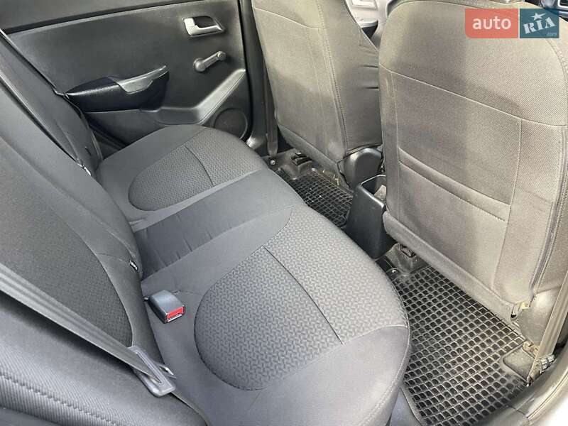 Седан Kia Rio 2012 в Зачепиловке