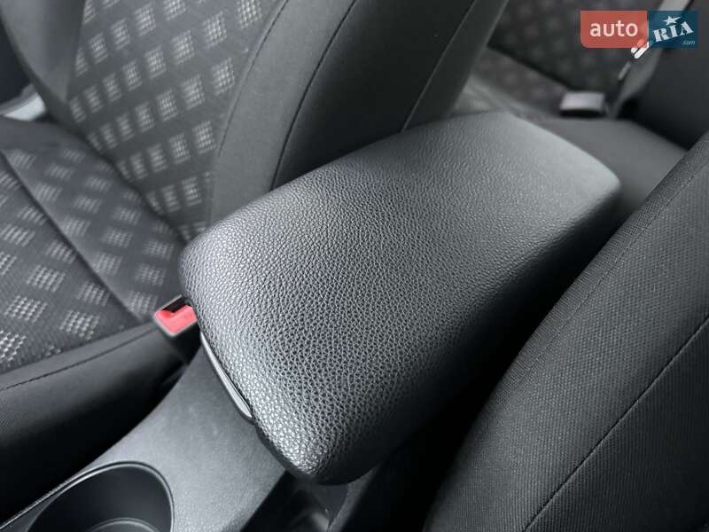 Седан Kia Rio 2017 в Киеве