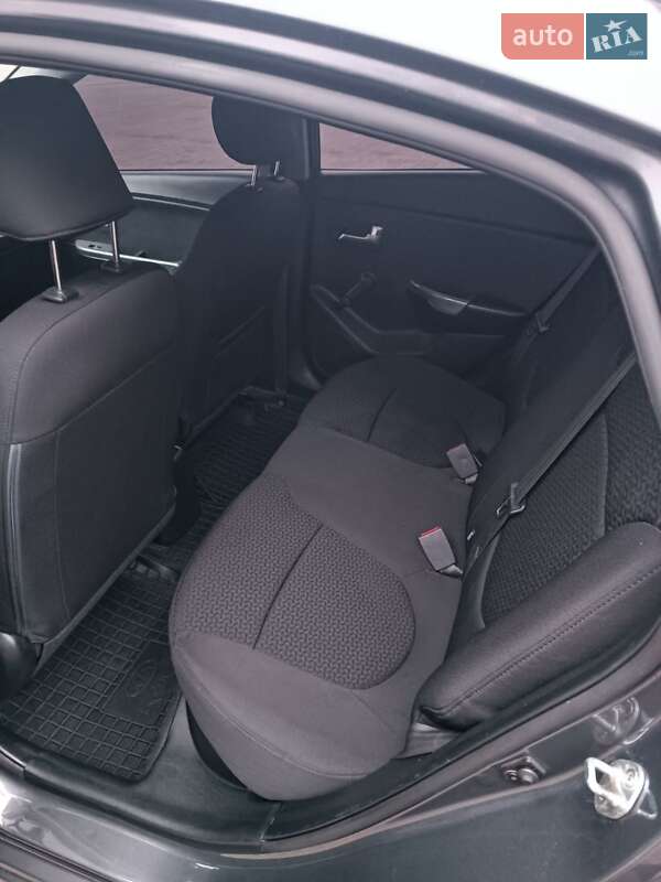 Седан Kia Rio 2013 в Киеве