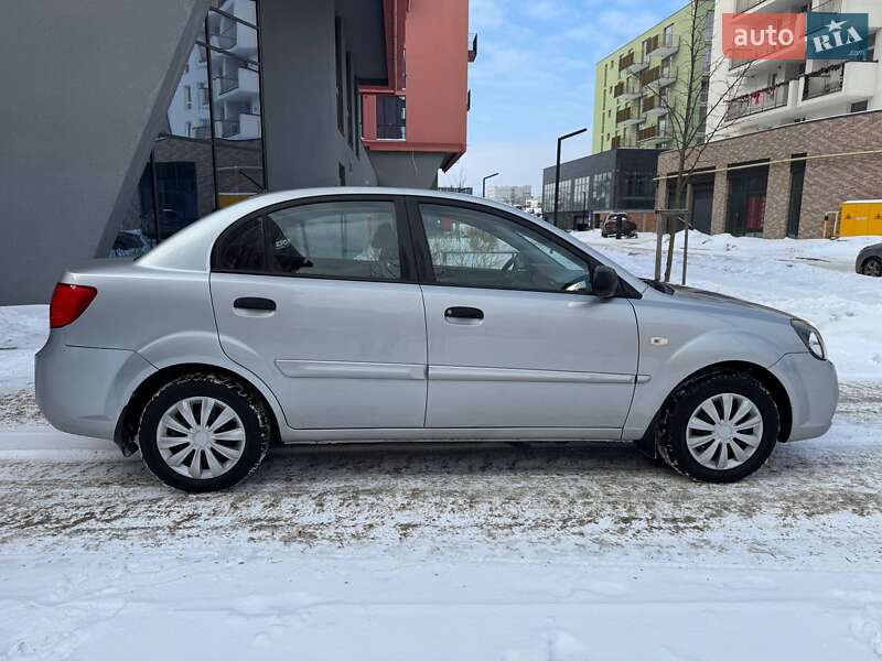 Седан Kia Rio 2011 в Львові