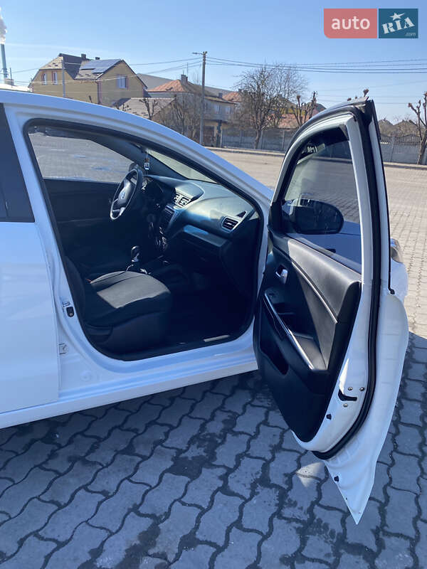 Хэтчбек Kia Rio 2012 в Городке