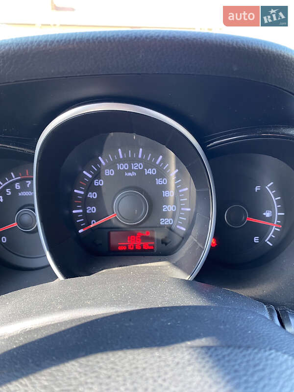 Хэтчбек Kia Rio 2012 в Городке