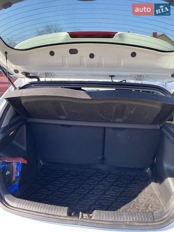 Хэтчбек Kia Rio 2012 в Городке