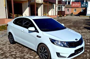 Седан Kia Rio 2013 в Ромнах