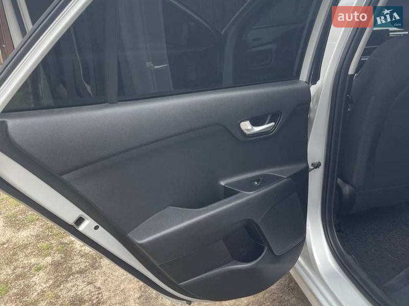 Седан Kia Rio 2017 в Зміїві