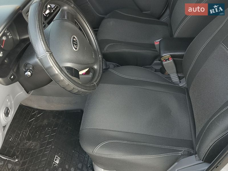 Хэтчбек Kia Rio 2008 в Ромнах фото 12 Хэтчбек Kia Rio 2008 в Ромнах