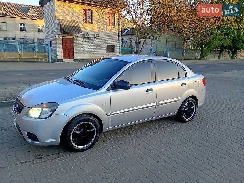 Седан Kia Rio 2010 в Ивано-Франковске
