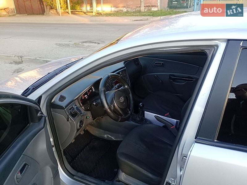 Седан Kia Rio 2010 в Ивано-Франковске