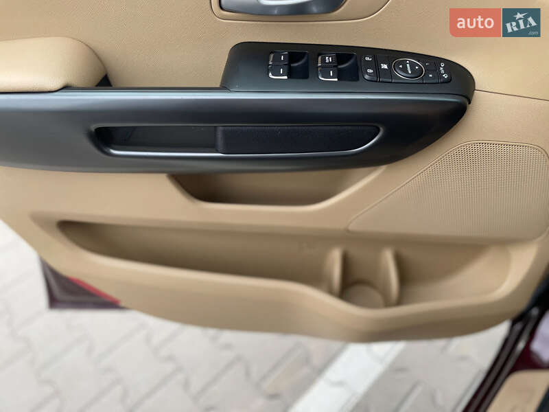 Минивэн Kia Sedona 2017 в Киеве