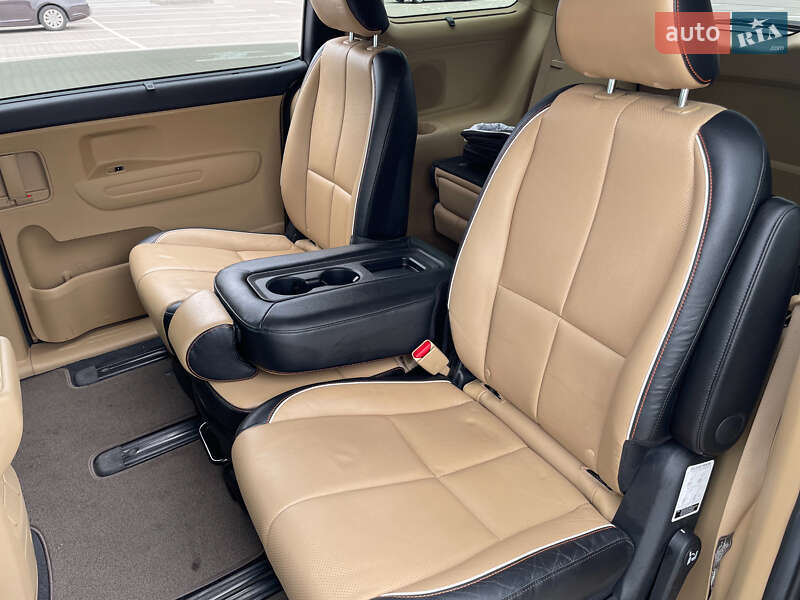 Минивэн Kia Sedona 2017 в Киеве