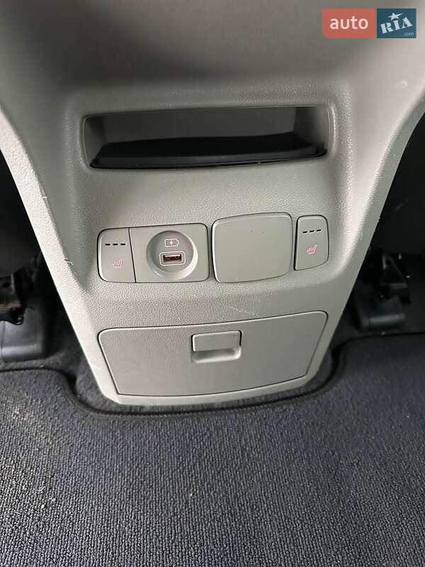 Мінівен Kia Sedona 2016 в Стрию