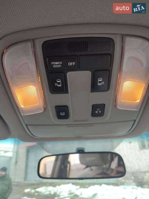 Мінівен Kia Sedona 2016 в Києві