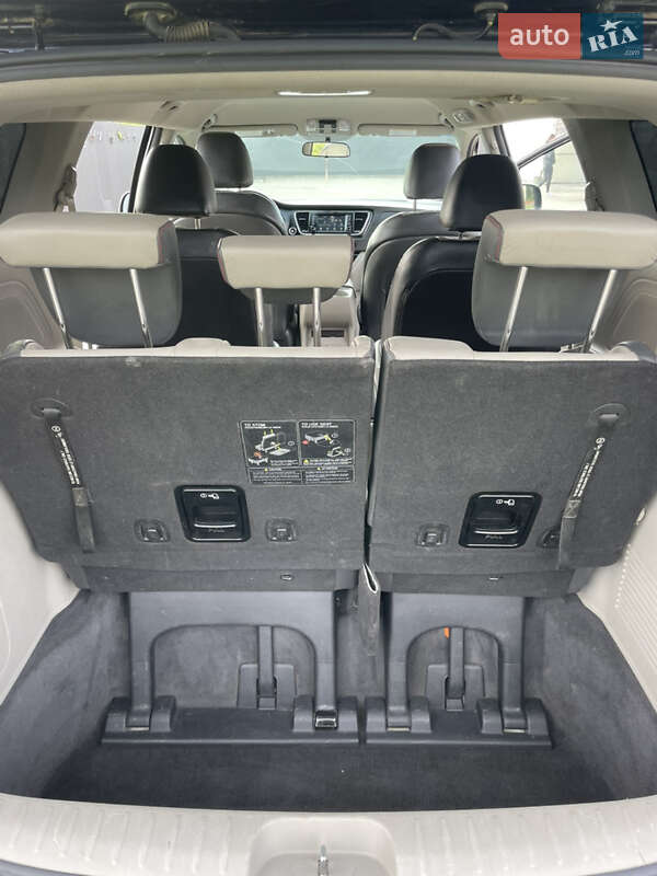 Минивэн Kia Sedona 2016 в Черновцах