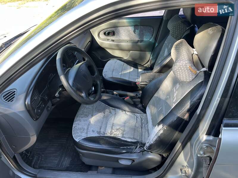 Седан Kia Sephia 2003 в Павлограде