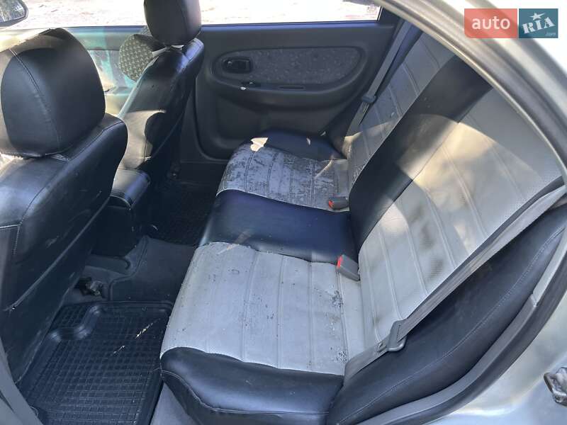 Седан Kia Sephia 2003 в Павлограде