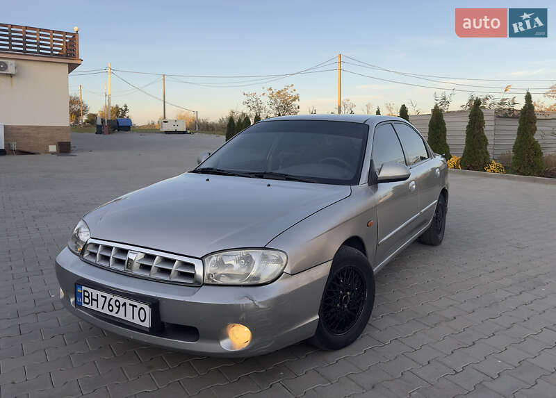 Седан Kia Sephia 2003 в Южном