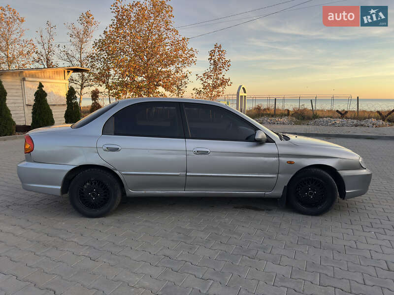 Седан Kia Sephia 2003 в Южном