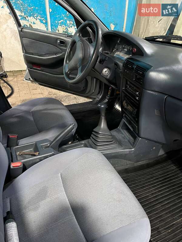 Седан Kia Sephia 1994 в Сумах