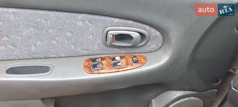 Седан Kia Sephia 1998 в Вольногорске