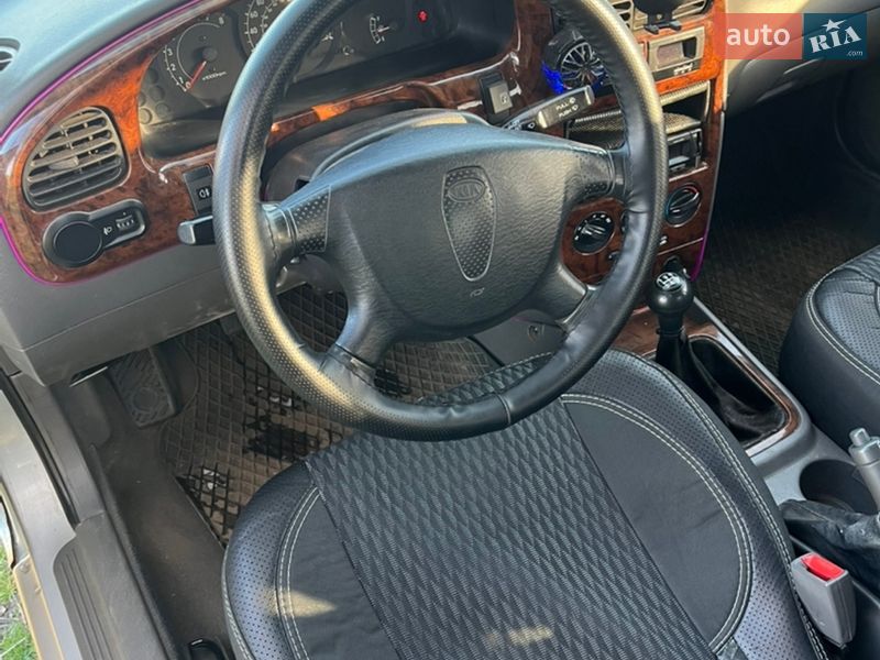 Седан Kia Sephia 2004 в Кривом Роге